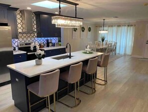 Fridge, microwave, oven, stovetop - HOT TOB HEATED POOL HOUSE, MINUTES FROM CLEARWATER BEACH (Clearwater)