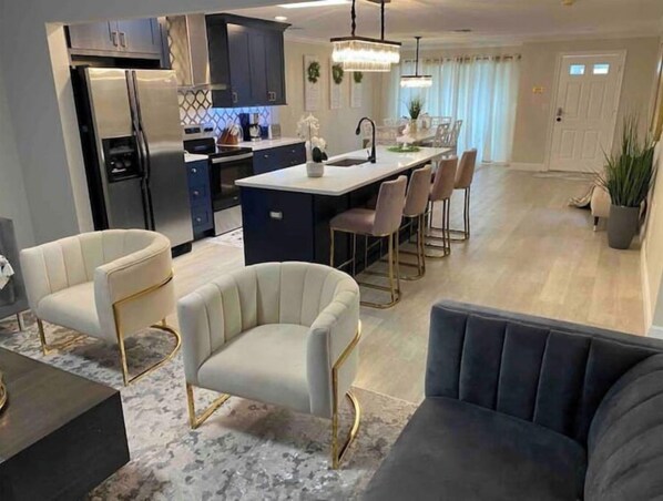 Interior - HOT TOB HEATED POOL HOUSE, MINUTES FROM CLEARWATER BEACH (Clearwater)