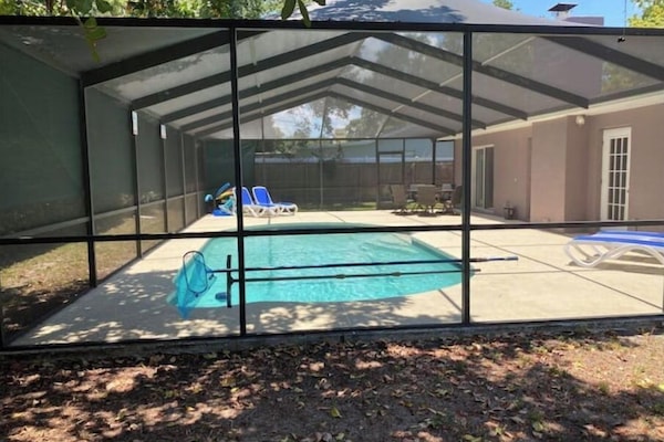Piscina a l'aire lliure i piscina climatitzada