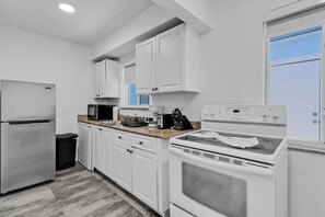 冷蔵庫、電子レンジ、オーブン、コーヒー / ティーメーカー