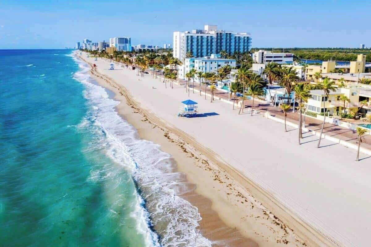 Beach nearby, sun loungers, beach towels