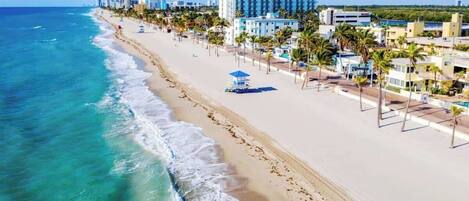 Plage, chaises longues, serviettes de plage