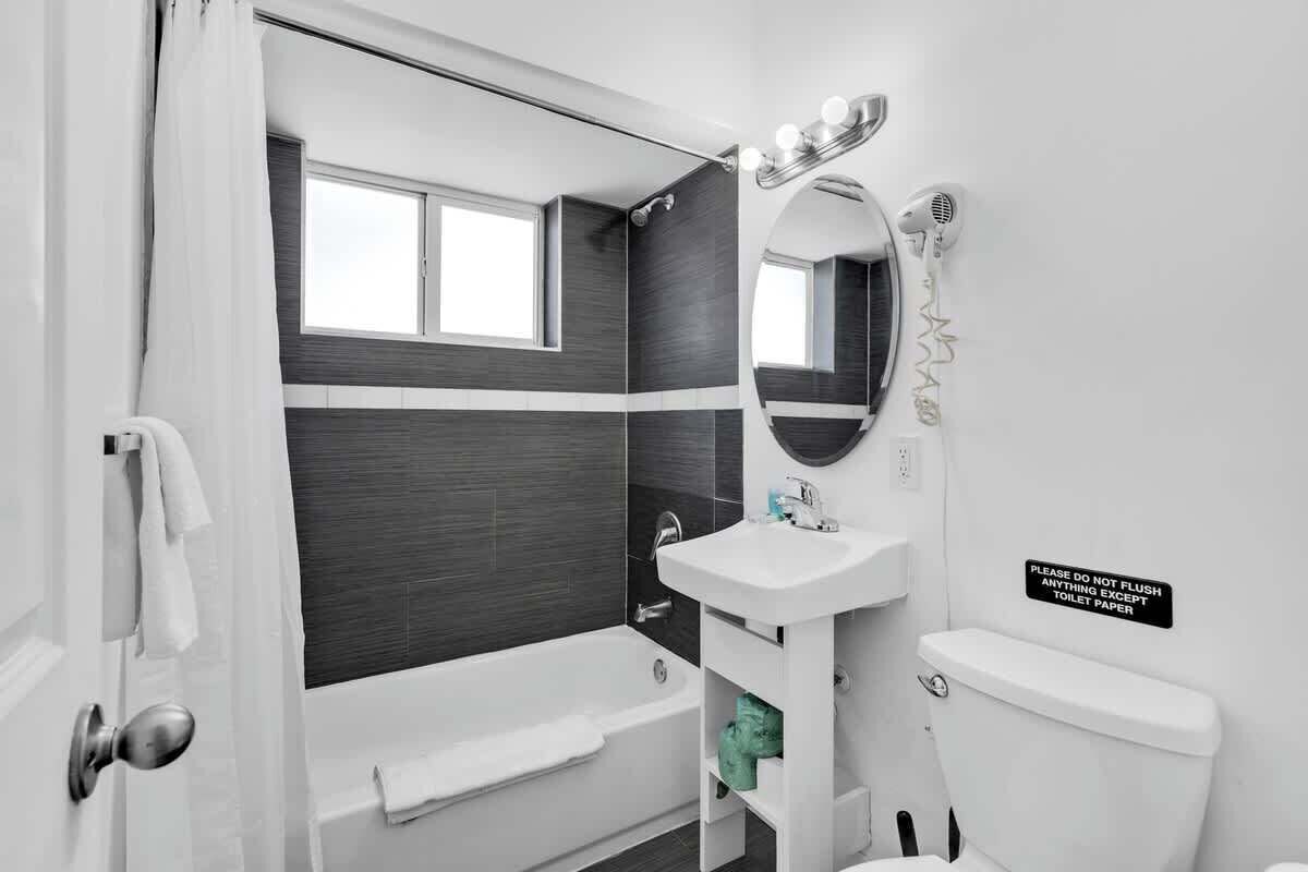 Een douche, een haardroger, handdoeken, zeep