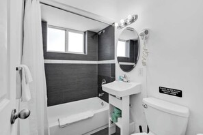 Een douche, een haardroger, handdoeken, zeep