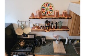 Cafetera y tetera, refrigerador, microondas y horno 