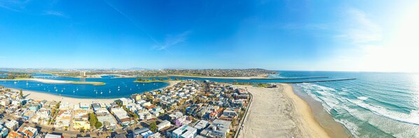 Playa en los alrededores y toallas de playa
