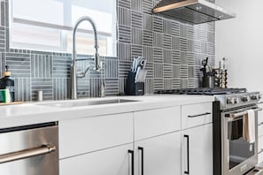 Kaffetrakter/tekoker, kjøleskap, mikrobølgeovn og ovn