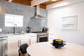 Réfrigérateur, four à micro-ondes, un four, surface de cuisson
