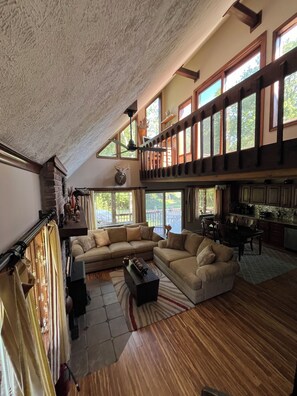 智能电视、壁炉、桌上足球、书