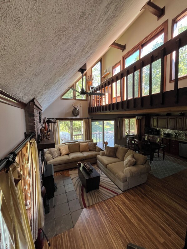 Smart TV, chimenea, futbolito y libros 