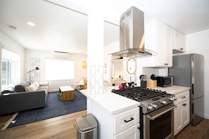 冰箱、微波炉、烤箱、炉灶