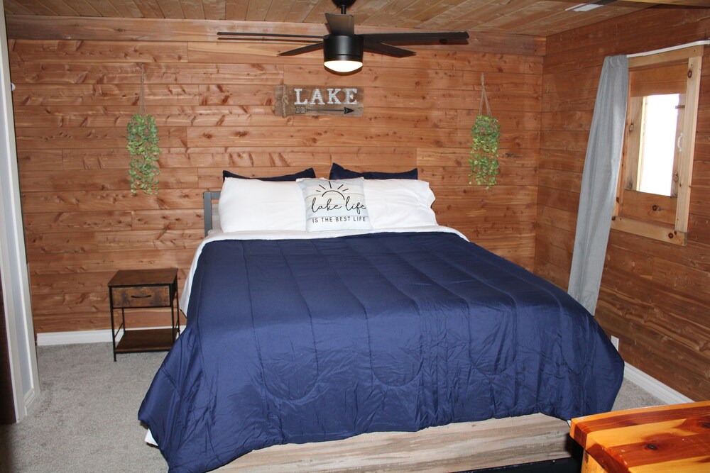 Lakefront Log Cabin in Historical Portage Lakes! Portage Lakes Vrbo