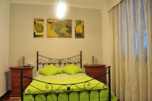 4 bedrooms, desk, iron/ironing board, free WiFi