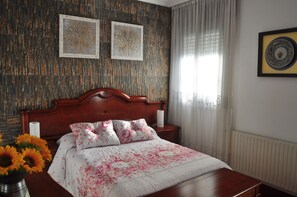 4 bedrooms, desk, iron/ironing board, free WiFi - Apartment in a house with garden, pool and barbecue, 10 minutes from Pontevedra (Vilaboa, Pontevedra)