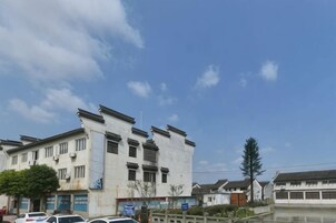 Un edificio de varios pisos con techo plano y varias ventanas.