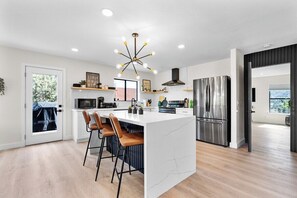 Fridge, microwave, oven, stovetop - Sage House Modern Retreat 3 Kings, Theater, GmRm! (Sedona)