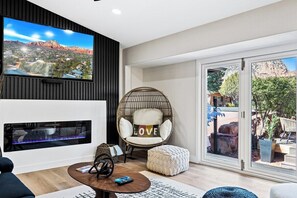 Smart TV, fireplace, offices, computer monitors - Sage House Modern Retreat 3 Kings, Theater, GmRm! (Sedona)