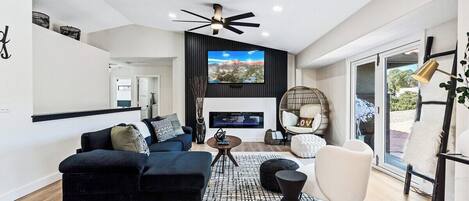 Smart TV, chimenea, oficina y monitor de computadora