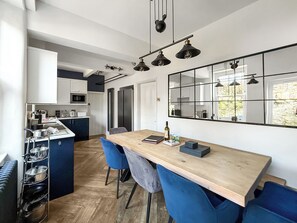 Een vaatwasser, een kinderstoel