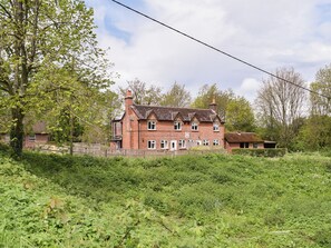 Exterior - Such a stunning and rural location, perfect for long walks and relaxing. (Farleigh Wallop, near Basingstoke)