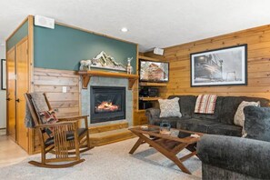 TV, fireplace, stereo - Govy Chalet Cabin w/ Ski Bowl Views-Center of Town (Government Camp)