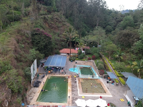 3 piscinas al aire libre. Paraiso Termal