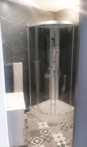 Basic Double Room (2) | Bathroom | Towels - HOTEL LE PALACE  (Fleury-les-Aubrais)