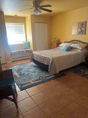 1 habitación, escritorio, wifi gratis y ropa de cama