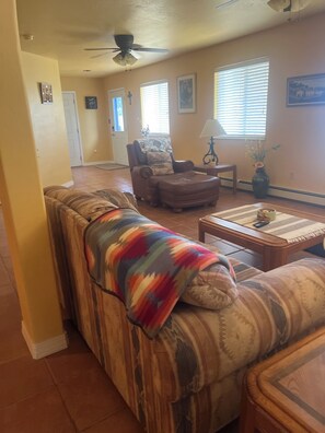 Smart TV, books - Cozy southwest foothill setting. Close to downtown and activities (Trinidad)