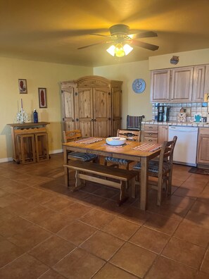 Dining - Cozy southwest foothill setting. Close to downtown and activities (Trinidad)