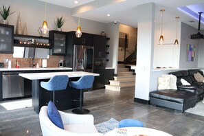 TV connectée, cheminée, livres, chaîne hi-fi