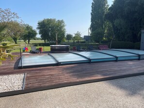 Outdoor spa tub - Propriété vue Panoramique sur la Seine et Piscine Privée Extérieure Chauffée (Berville-sur-Seine)