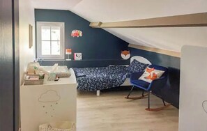 5 bedrooms, travel cot, free WiFi, bed sheets