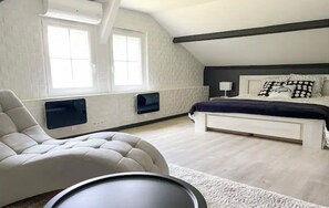 5 bedrooms, travel cot, free WiFi, bed sheets