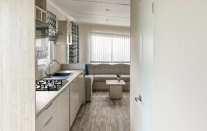 Kühlschrank, Mikrowelle, Herdplatte, Geschirrspüler