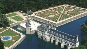 An aerial view of a large, historic estate with a central castle-like structure, surrounded by formal gardens and a body of water. - Large gîte in a riverside setting on the banks of the Cher river (Azay-sur-Cher)
