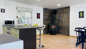 A modern kitchen with a central island, a built-in stove, and a dining area with chairs. - Large gîte in a riverside setting on the banks of the Cher river (Azay-sur-Cher)
