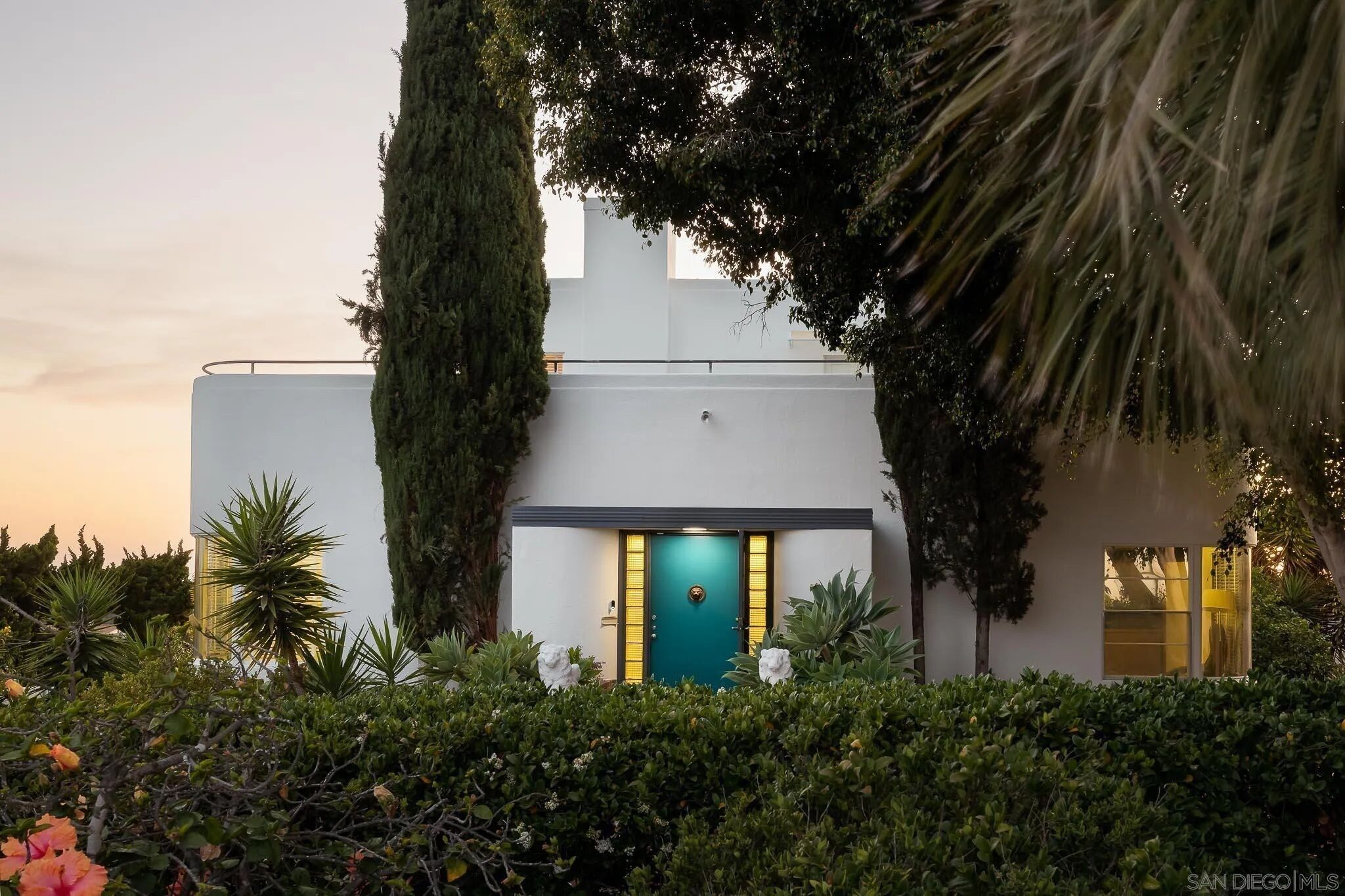 Dazzling Art Deco Home in San Diego's Lemon Grove. Hot Tub and Rooftop Deck!