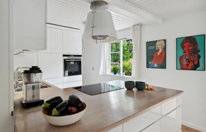 Geladeira, cooktop, lava-louças, cafeteira/chaleira