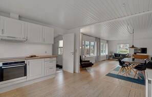 Køleskab, mikrobølgeovn, kogeplade, opvaskemaskine