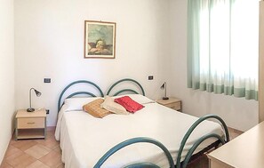 1 bedroom, travel cot, free WiFi, bed sheets