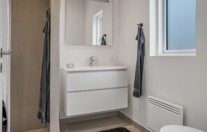 Shower, hair dryer - Amazing home in Stubbekøbing with WiFi (Stubbekøbing)