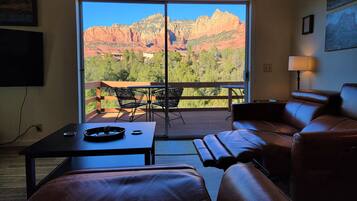 Een smart-tv, een open haard, een tafeltennistafel en boeken