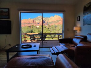 Smart TV, fireplace, ping pong, books