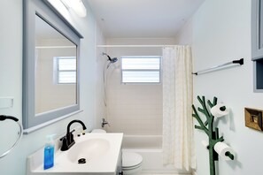 Kostenlose Toilettenartikel, Haartrockner, Handtücher