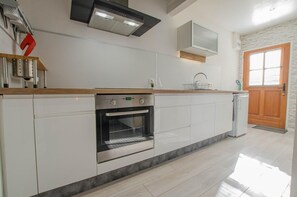 Four à micro-ondes, un four, cafetière-théière, grille-pain