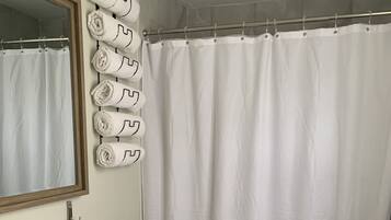 提供毛巾、番梘、洗頭水、廁紙