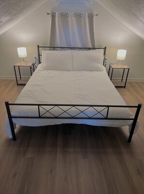 1 bedroom, iron/ironing board, WiFi, bed sheets - Cozy 1.5 story bungalow in downtown Ste. Genevieve! (Ste. Genevieve)