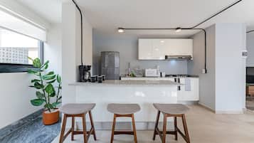 Departamento superior, 4 habitaciones | Cocina privada | Microondas, tostadora, licuadora y utensilios de cocina