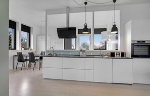 Fridge, dishwasher, coffee/tea maker - 1 bedroom beautiful home in Rønne (Rønne)